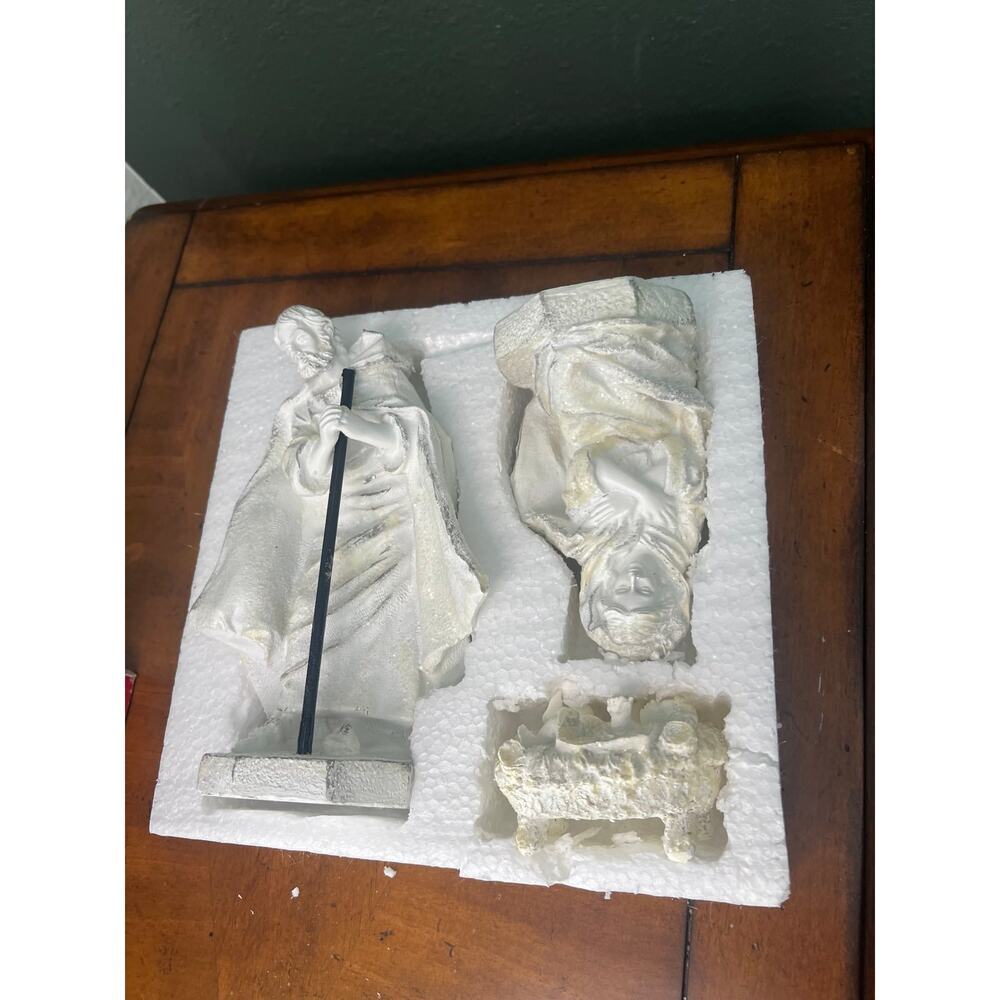 White glittery 3 piece Nativity Scene - Picture 10 of 10